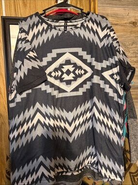 Women's Short Sleeve Aztec Print Tee - Black & Gray
